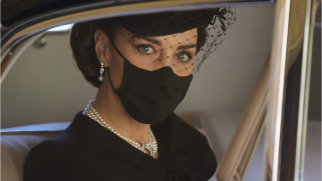 VOICI : Obsèques du prince Philip : ce baiser inattendu de Kate Middleton pour consoler le prince Charles