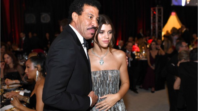 VOICI - Lionel Richie interrompt le tuto make-up de sa fille Sofia pour donner son conseil beauté