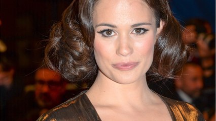 VOICI : "Elle me manque" : Lucie Lucas revient sur le départ de Victoria Abril de la série Clem