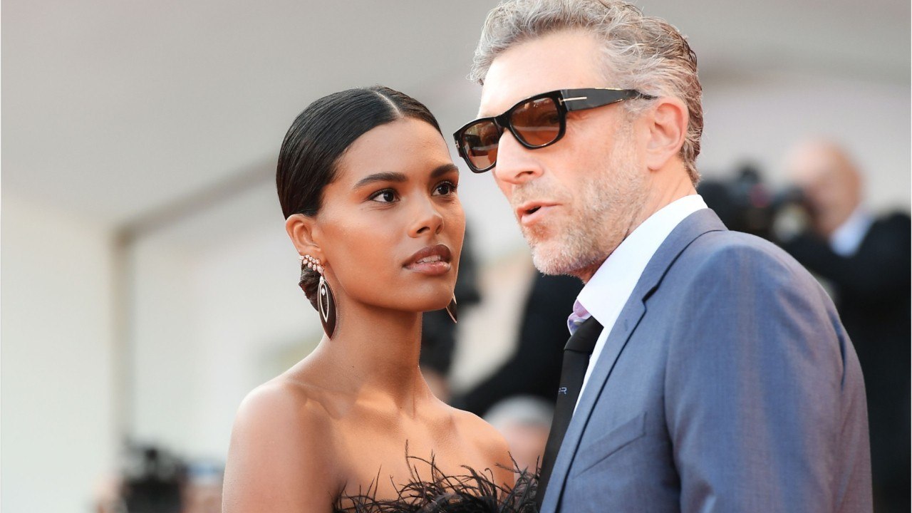 VOICI - PHOTO Tina Kunakey Pose Nonchalamment En Bikini, Vincent Cassel Ne S’en Remet Toujours Pas (1)