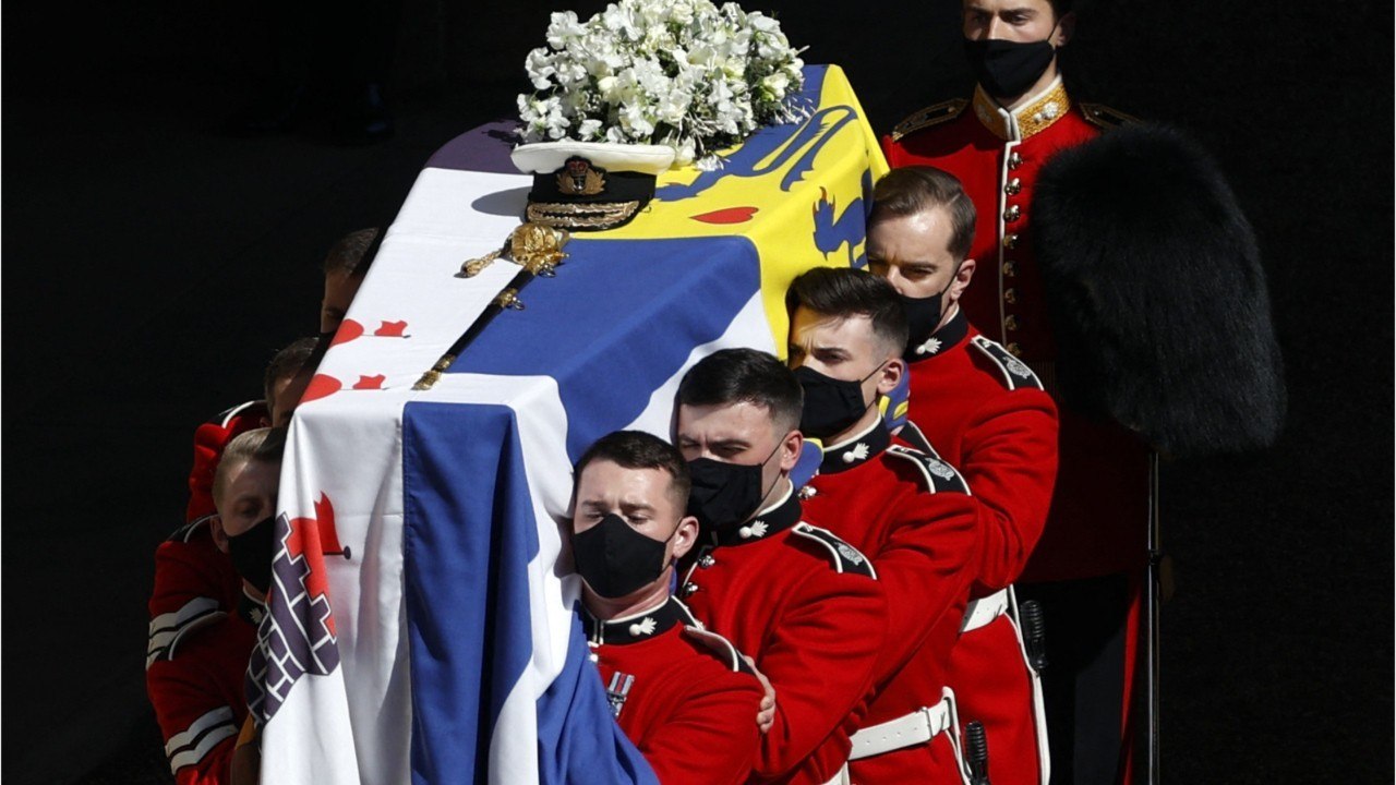 Voici - Obsèques du prince Philip : ces souvenirs précieux que la reine Elizabeth II a gardés dans son sac pendant la cérémonie