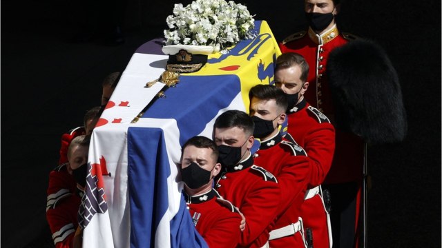 Voici - Obsèques du prince Philip : ces souvenirs précieux que la reine Elizabeth II a gardés dans son sac pendant la cérémonie