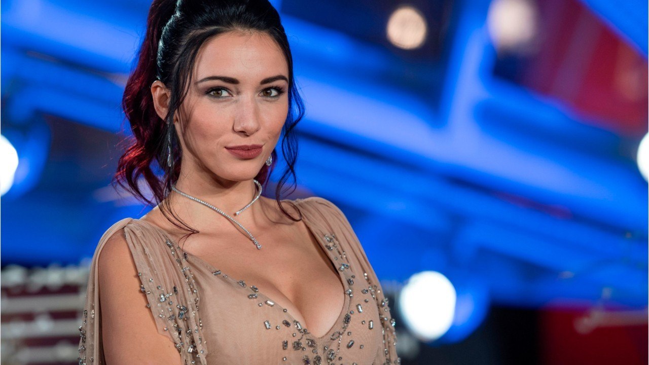 VOICI : Delphine Wespiser : pourquoi ses parents "n'osaient pas la montrer" quand elle était bébé