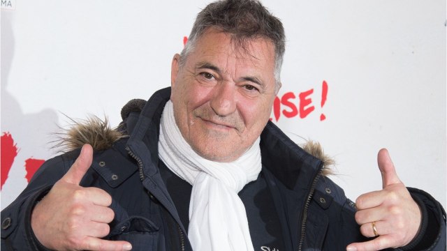 VOICI - Jean-Marie Bigard se moque d'Emmanuel Macron qui s'est mis en scène pour rappeler les gestes barrières