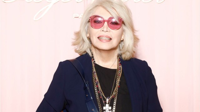 VOICI Amanda Lear en colère : elle insulte les réfractaires au port du masque