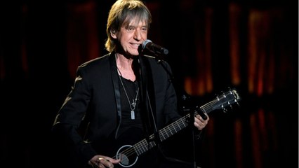 Voici - Jean-Louis Aubert enfermé dans un placard durant son enfance, il évoque les répercussions de ce triste événement sur sa vie