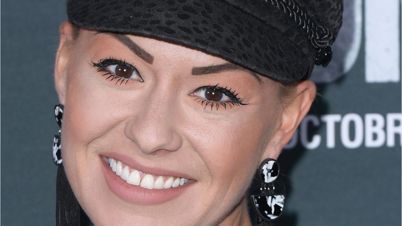 VOICI - Katrina Patchett bloquée à Singapour, elle est confinée deux semaines dans une chambre d’hôtel