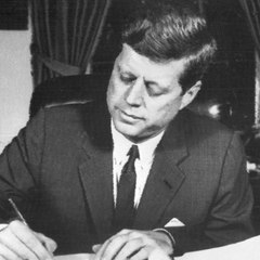 VOICI - John Fitzgerald Kennedy : Un Livre Révèle Sa Sulfureuse Liaison Avec Une Actrice Très Célèbre