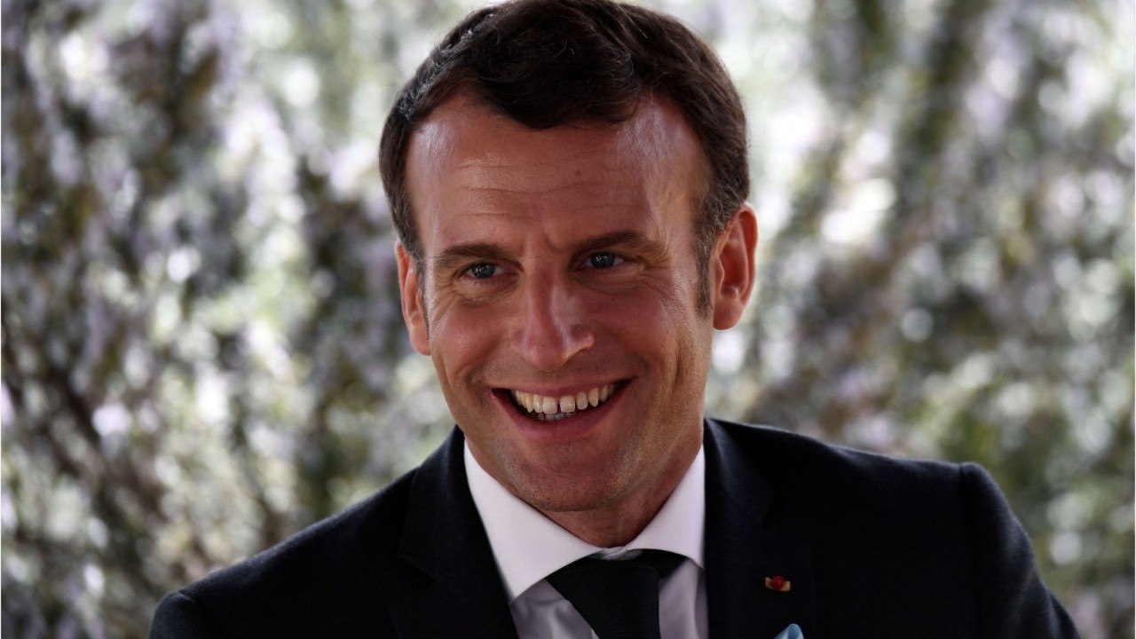 Voici - Emmanuel Macron poste un cliché de lui à l'Elysée : un détail interpelle les internautes