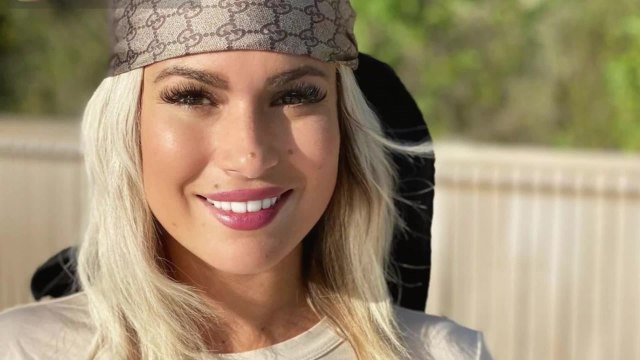 VOICI : PHOTOS Carla Moreau métamorphosée : sa perte de poids choque les internautes (1)