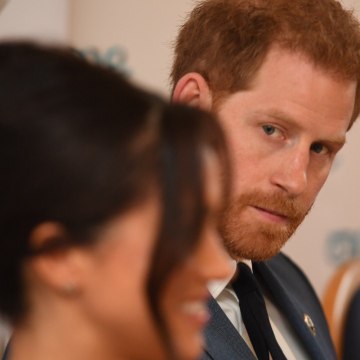 VOICI social Meghan Et Harry : Le Musée De Madame Tussauds Sépare Le Couple Du Reste De La Famille Royale, Les Internautes Réagissent (1)