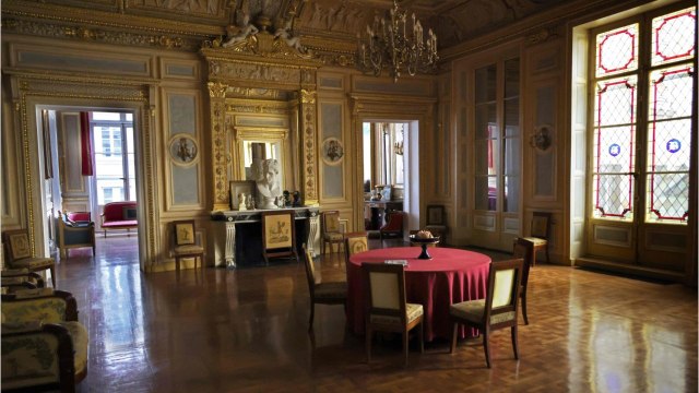 VOICI : Dîners clandestins : un habitué du milieu assure qu’un ministre a fait organiser des soirées