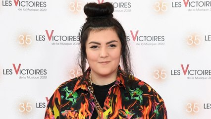 VOICI - Hoshi victime d’homophobie : la chanteuse opte pour la stratégie du miroir