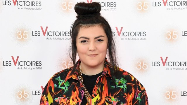 VOICI - Hoshi victime d’homophobie : la chanteuse opte pour la stratégie du miroir