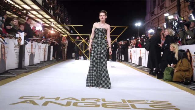 VOICI - PHOTO Kristen Stewart incarne Lady Diana : les internautes la comparent à Camilla Parker-Bowles