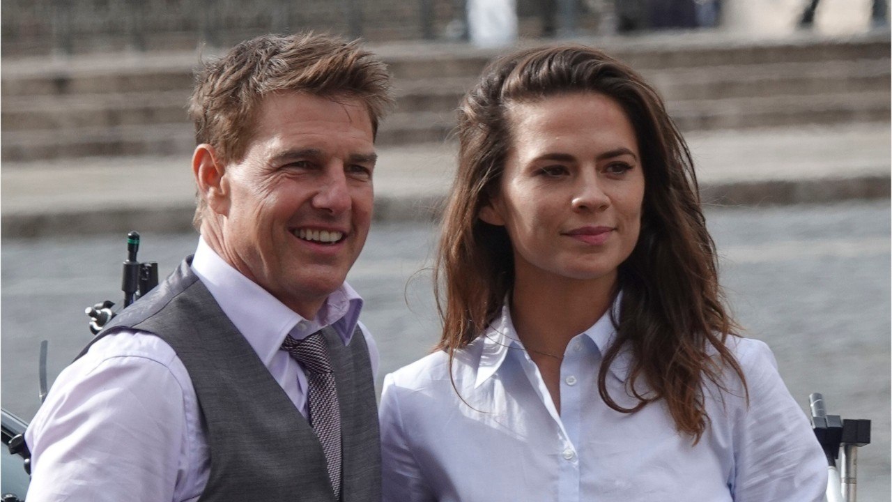 VOICI - PHOTO Tom Cruise en couple : qui est Hayley Atwell, sa nouvelle petite amie ?