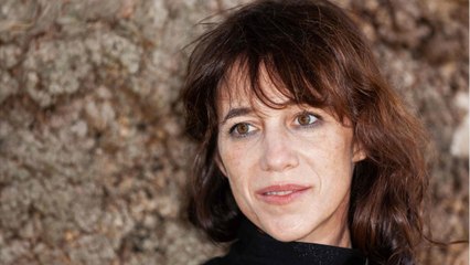 VOICI : « Elle m’a demandé d’arrêter " : ce projet « impudique " de Charlotte Gainsbourg qui n'a pas plu à sa mère Jane Birkin