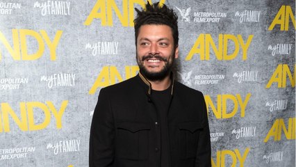 VOICI - Kev Adams prend la pose avec ses deux petits frères, les internautes voient triple