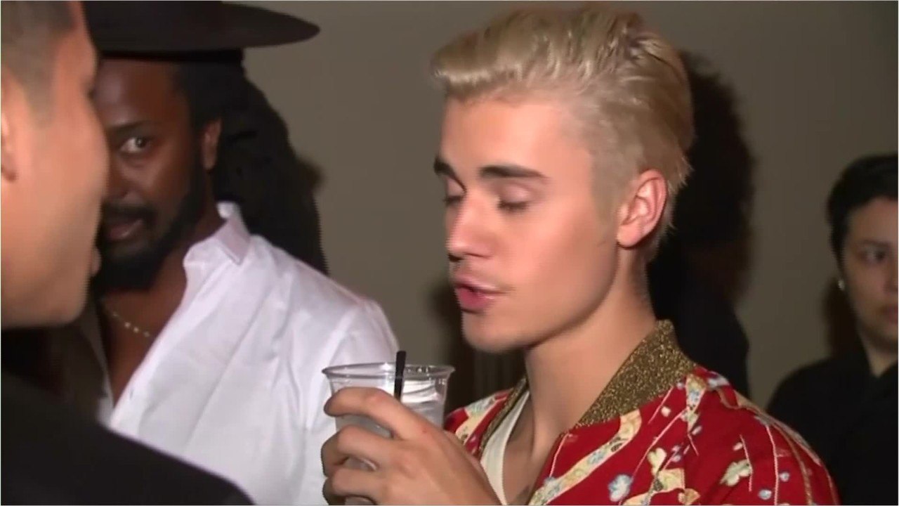 VOICI - Justin Bieber : le chanteur bat un record détenu par Elvis Presley