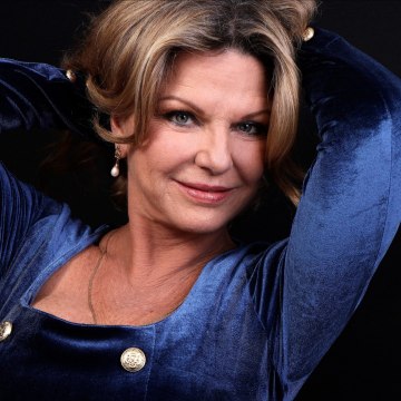 VOICI-Jeane Manson hospitalisée d'urgence : l'ex-femme de Richard Berry a passé 10 jours en soins intensifs