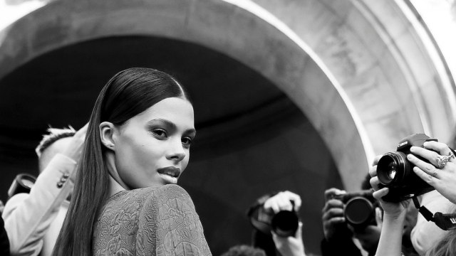 PHOTO Tina Kunakey incendiaire en bikini, elle met ses fesses en évidence