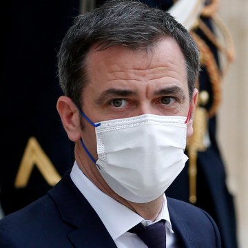 VOICI social : C'est le prochain scandale : Olivier Véran visé par de graves accusations concernant les vaccins (1)