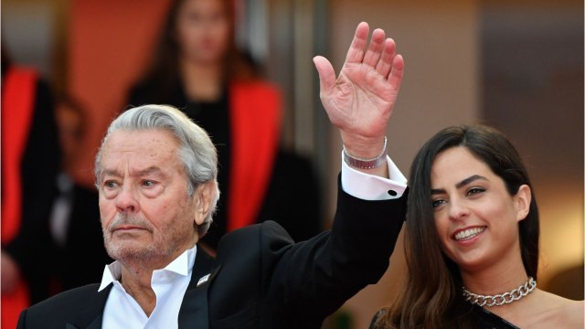 VOICI : Anouchka Delon partage un cliché inédit de ses parents amoureux, les internautes fondent