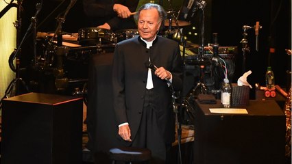 VOICI: Julio Iglesias : le chanteur de 77 ans aurait subi un triple pontage