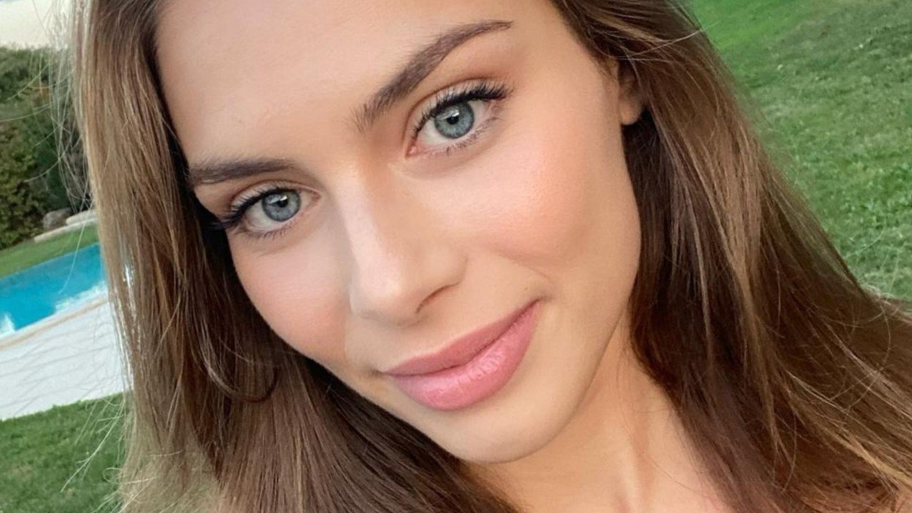 VOICI - Miss France 2021 : qui est April Benayoum, la Miss Provence qui succède à Lou Ruat ?
