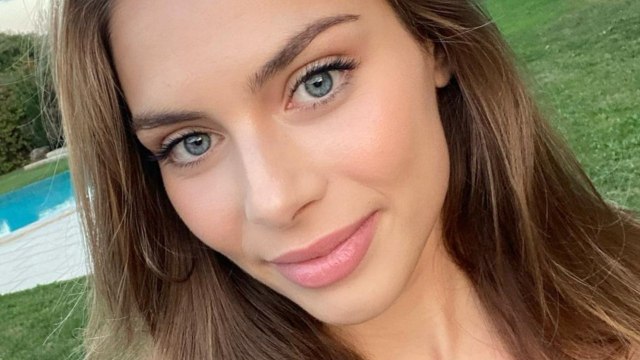 VOICI - Miss France 2021 : qui est April Benayoum, la Miss Provence qui succède à Lou Ruat ?