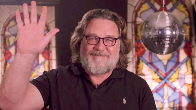 VOICI Russell Crowe en deuil : l'acteur pleure la mort de son père