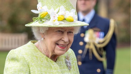 VOICI - Elizabeth II souriante pour sa première apparition publique depuis le retour de Philip