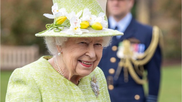 VOICI - Elizabeth II souriante pour sa première apparition publique depuis le retour de Philip