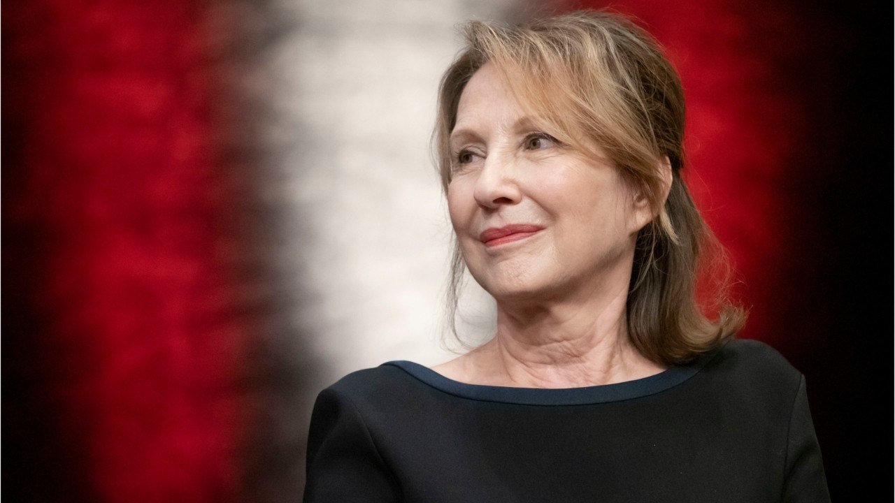 VOICI - Laura Smet (La Garçonne) : le message touchant de Nathalie Baye pour la diffusion des premiers épisodes