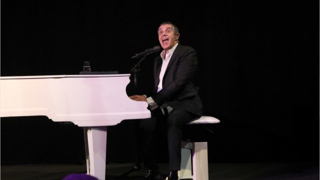 VOICI - Julien Clerc : cette scène gênante à laquelle il a assisté avec Carla Bruni