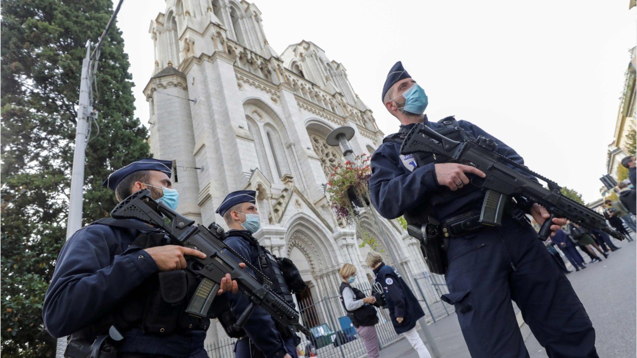 VOICI-Attentat à Nice : Nicolas Bedos appelle à « un combat acharné " et fait réagir Laura Tenoudji