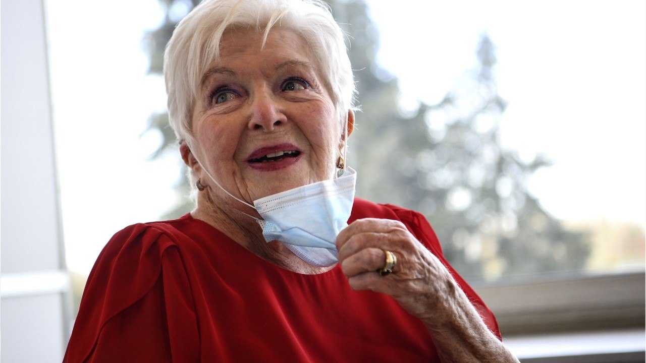 Voici - Line Renaud : ses problèmes avec Edith Piaf l'ont obligée à s'exiler aux Etats-Unis