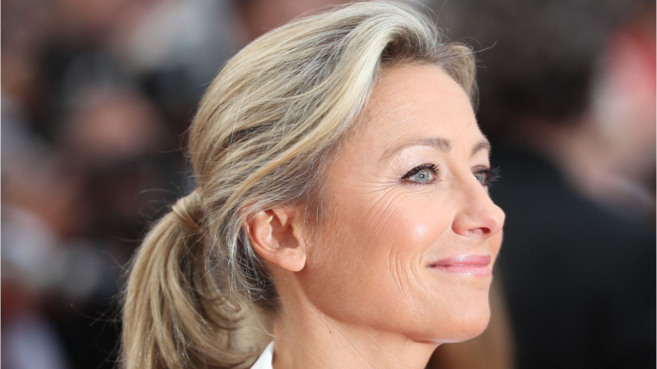 VOICI - Anne-Elisabeth Lemoine bientôt présentatrice du JT de 20h France 2 ? Anne-Sophie Lapix répond