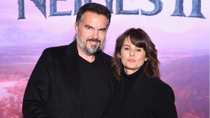 VOICI- PHOTO Faustine Bollaert présente la technique originale de son fils pour se protéger du Covid-19