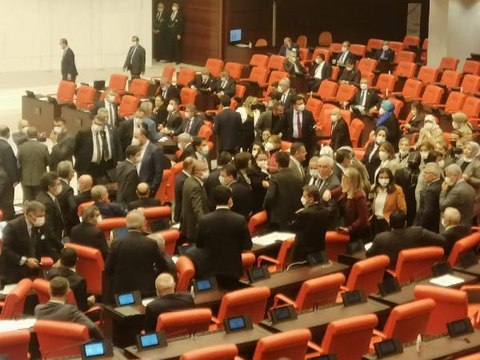 Bütçe görüşmelerinde FETÖ'cü kavgası! Meclis başkan vekili oturuma ara vermek zorunda kaldı