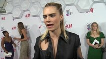 VOICI - Cara Delevingne et Ashley Benson : leur tendre baiser dans une baignoire réchauffe la Toile