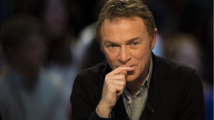 VOICI - Christophe Hondelatte opéré des cordes vocales, il donne de ses nouvelles