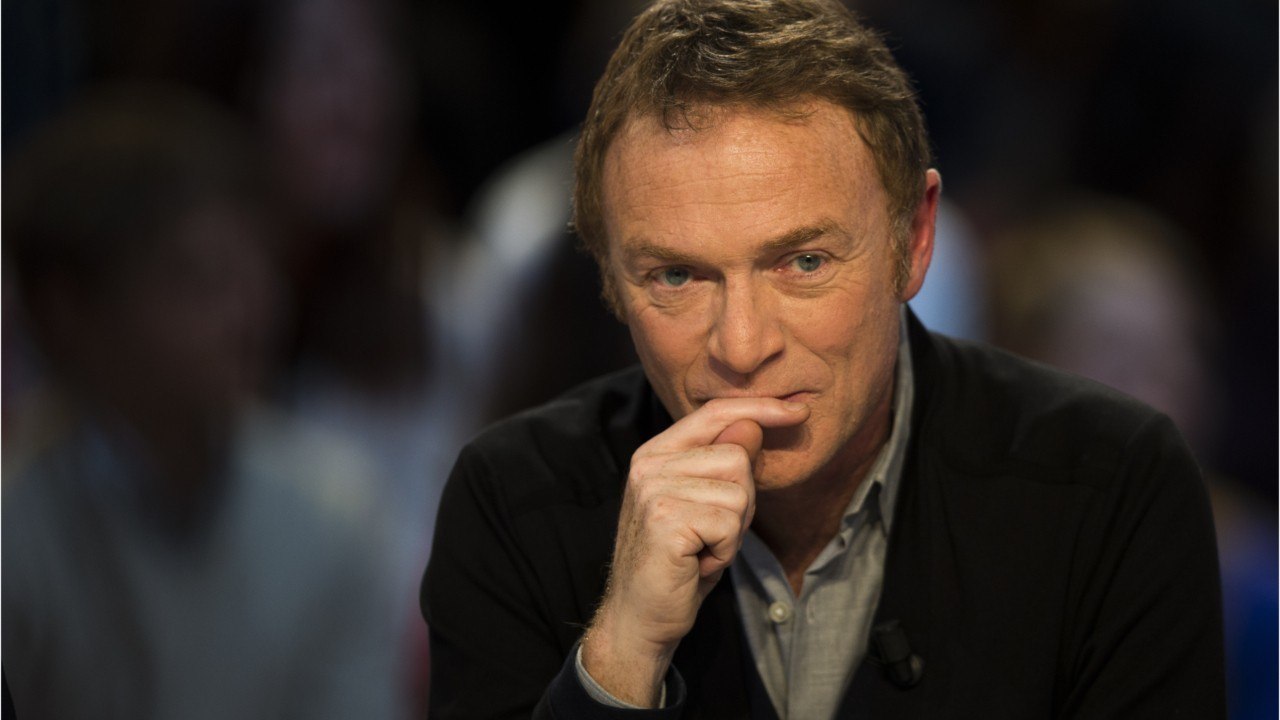 VOICI - Christophe Hondelatte opéré des cordes vocales, il donne de ses nouvelles