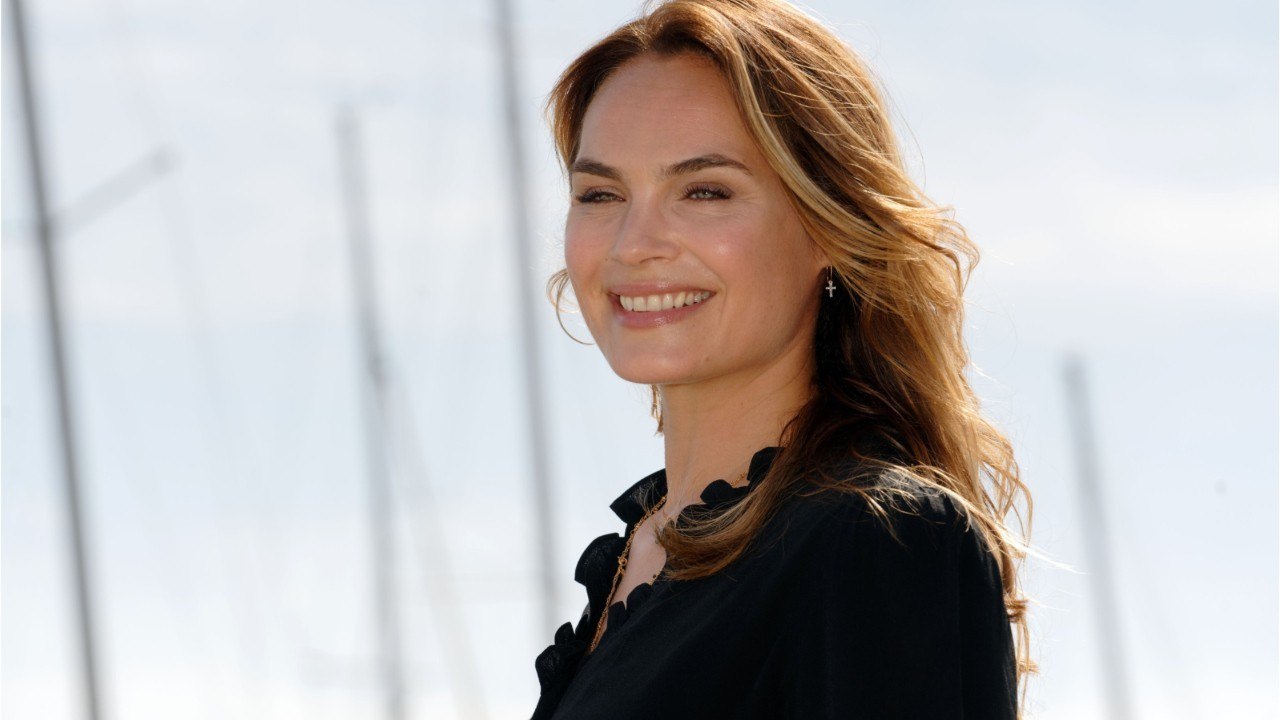 voici PHOTO Mélanie Maudran (Un si grand soleil) fait fondre la toile avec un cliché d'elle enfant