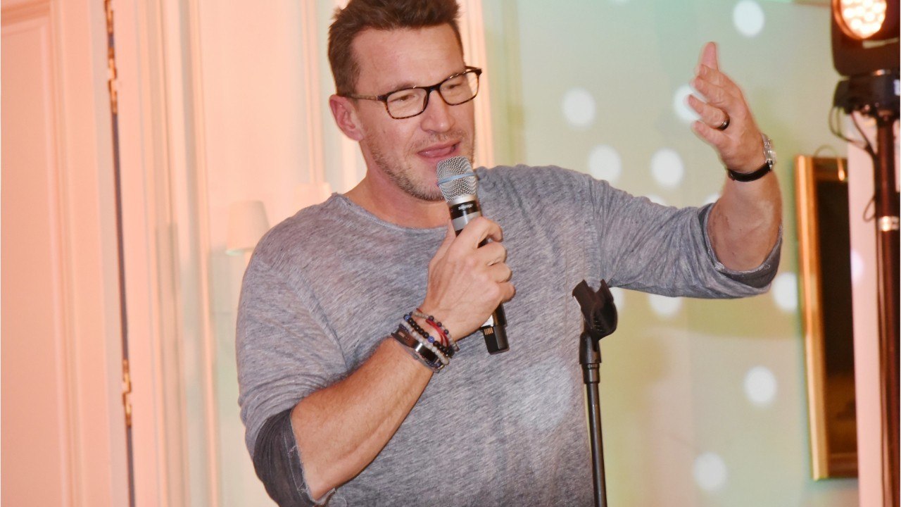 VOICI-PHOTO Benjamin Castaldi dévoile le ventre très rond de son épouse Aurore enceinte