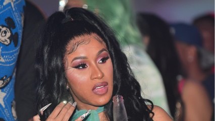 VOICI - Cardi B : la chanteuse affiche son soutien à l'Arménie, puis s'excuse