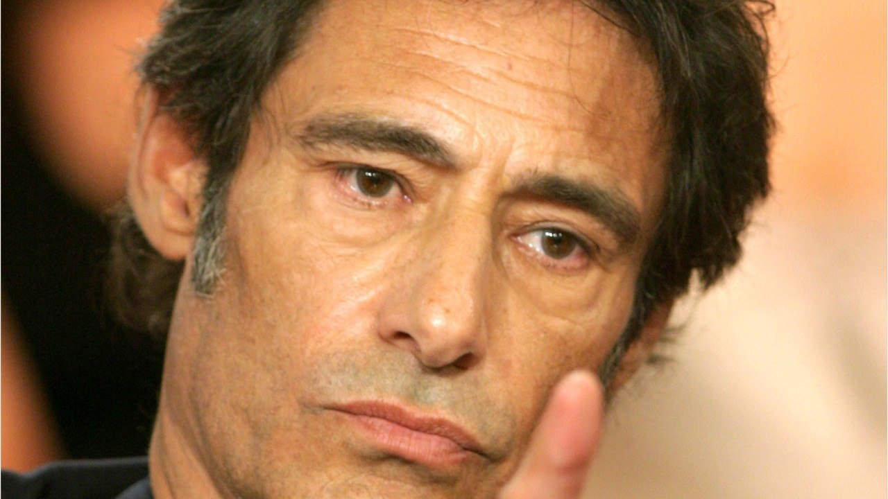 VOICI - Gérard Lanvin : l'acteur se reconvertit en chanteur et dévoile son premier titre pour dénoncer les violences conjugales
