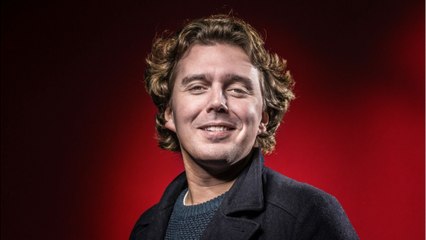 VOICI : "C'est devenu très populaire" : Alex Vizorek évoque avec humour son étonnante maladie