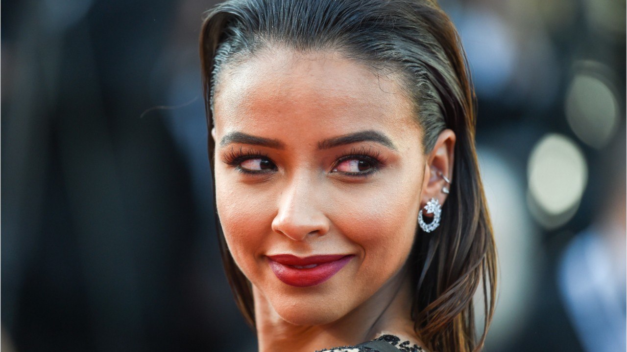VOICI - Flora Coquerel « narcissique " ? Clashée par une internaute, elle lui répond avec classe
