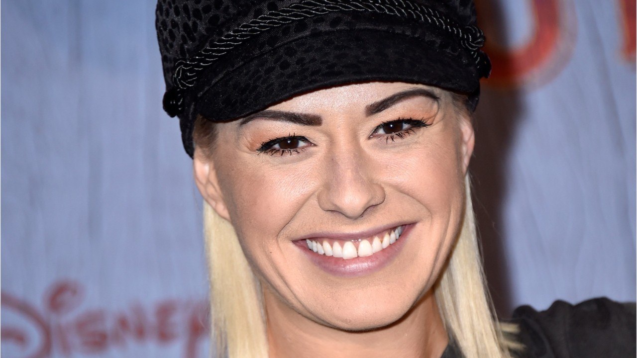 VOICI - PHOTO Katrina Patchett pose topless et fait réagir la chérie de Claude de Koh-Lanta